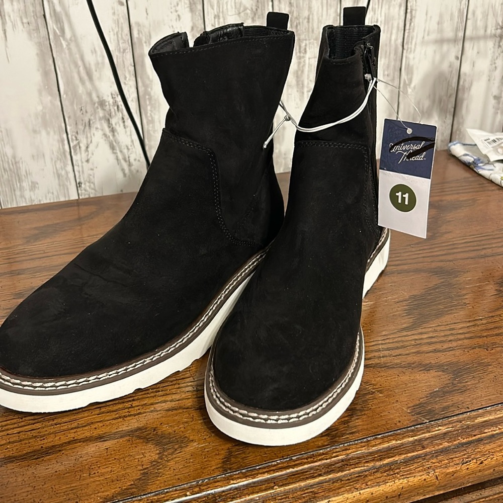 Black universal thread boots